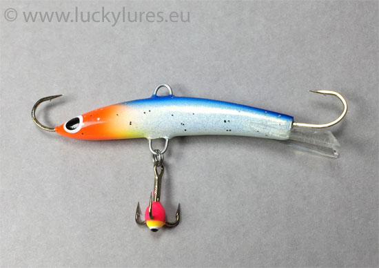 Der Karikko Balance Jig Hopeakala 65 mm in der Farbe 347 ist mit seinem dominierenden Blau und Orange ein Topköder für das Vertikalangeln auf Barsch und Zander.